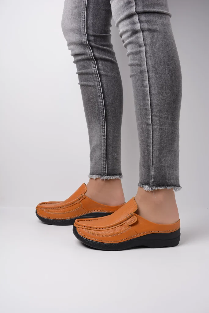 wolky comfort shoes 06202 roll slide 70920 ochre leather sfeer
